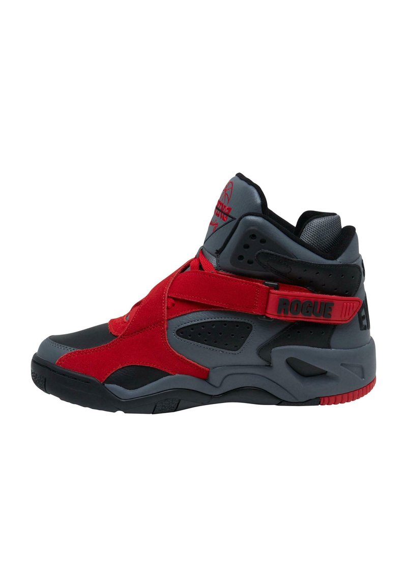 Pantofi sport înalți, cu un upper din suede roșu și accente gri, suprapuse cu negru și o talpă texturată. Include o curea etichetată "ROGUE."