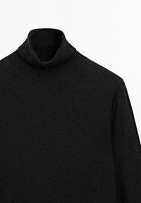 Czarny sweter z golfem, z prążkowanym wykończeniem kołnierza i mankietów, o dzianinowej fakturze, luźnym kroju i bezszwowych ramionach.