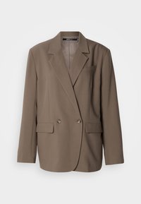 Καφέ διπλόμπουτο σακάκι με εγκοπές για τα πέτα, δύο μπροστινές τσέπες και λεία υφή. Διαθέτει δύο στρογγυλά κουμπιά και εφαρμοστή γραμμή.