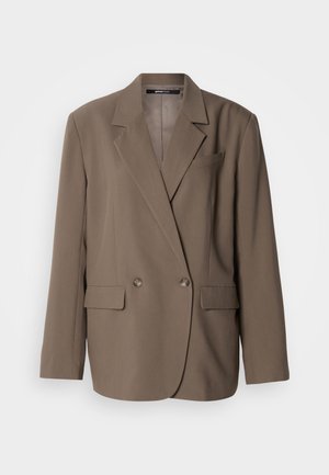 Καφέ διπλόμπουτο σακάκι με εγκοπές για τα πέτα, δύο μπροστινές τσέπες και λεία υφή. Διαθέτει δύο στρογγυλά κουμπιά και εφαρμοστή γραμμή.