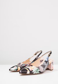 Scarpe slingback con motivo floreale, punta affusolata, materiale in raso nero e tacco di media altezza a blocco. Caratterizzate da un accentuato design con fibbia dorata.