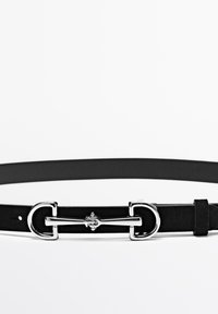 Černý kožený pásek se stříbrnou sponou. Spona má hladký, zakřivený design a elegantní, minimalistický styl.