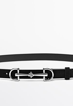 Sort læderbælte med spænde i sølv. Spændet har et glat, buet design og en elegant, minimalistisk stil.