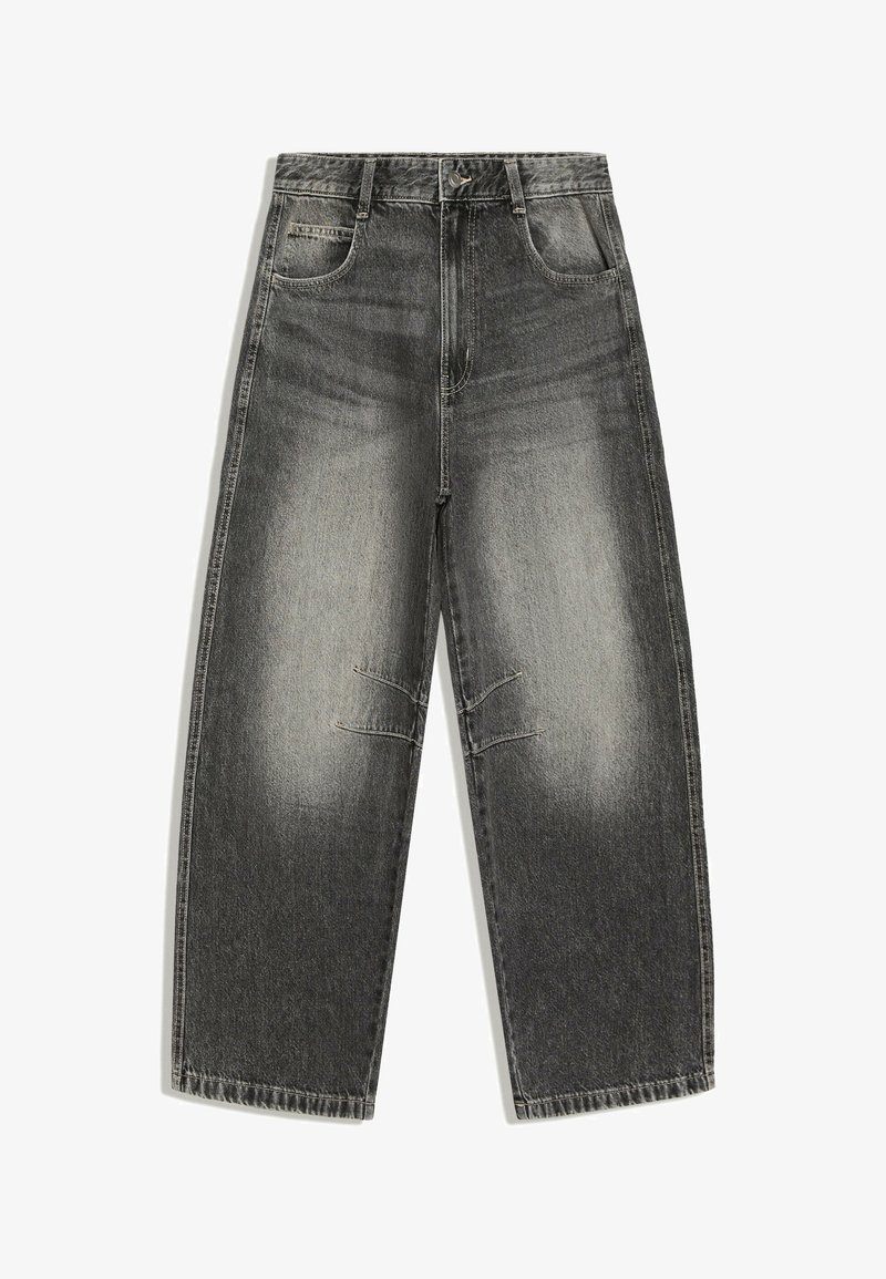 Jean en denim noir délavé à jambes larges avec poches avant, passants de ceinture et détails cousus au niveau des genoux.