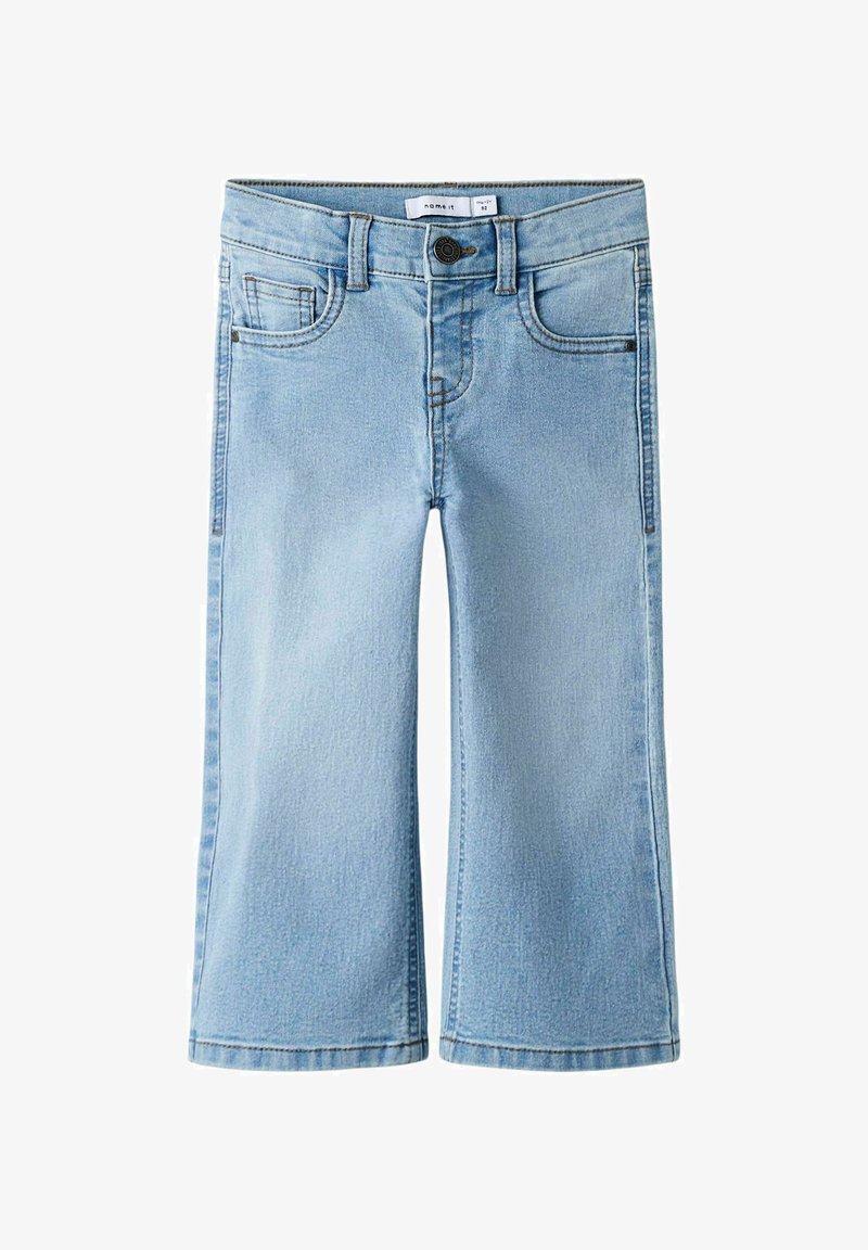 Τζιν βρεφικό παντελόνι σε ανοιχτό γαλάζιο με μπροστινό κουμπί, θηλιές για ζώνη και σχεδιασμό με πέντε τσέπες, διαθέτει ευθείες βάτες και διακριτικές ραφές.