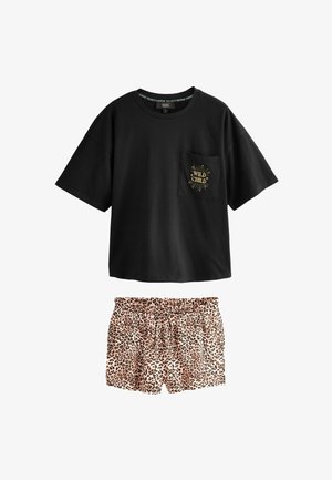 T-shirt noir oversize avec le texte "Wild Child" sur la poche, associé à un short léopard taille haute avec une taille à cordon.