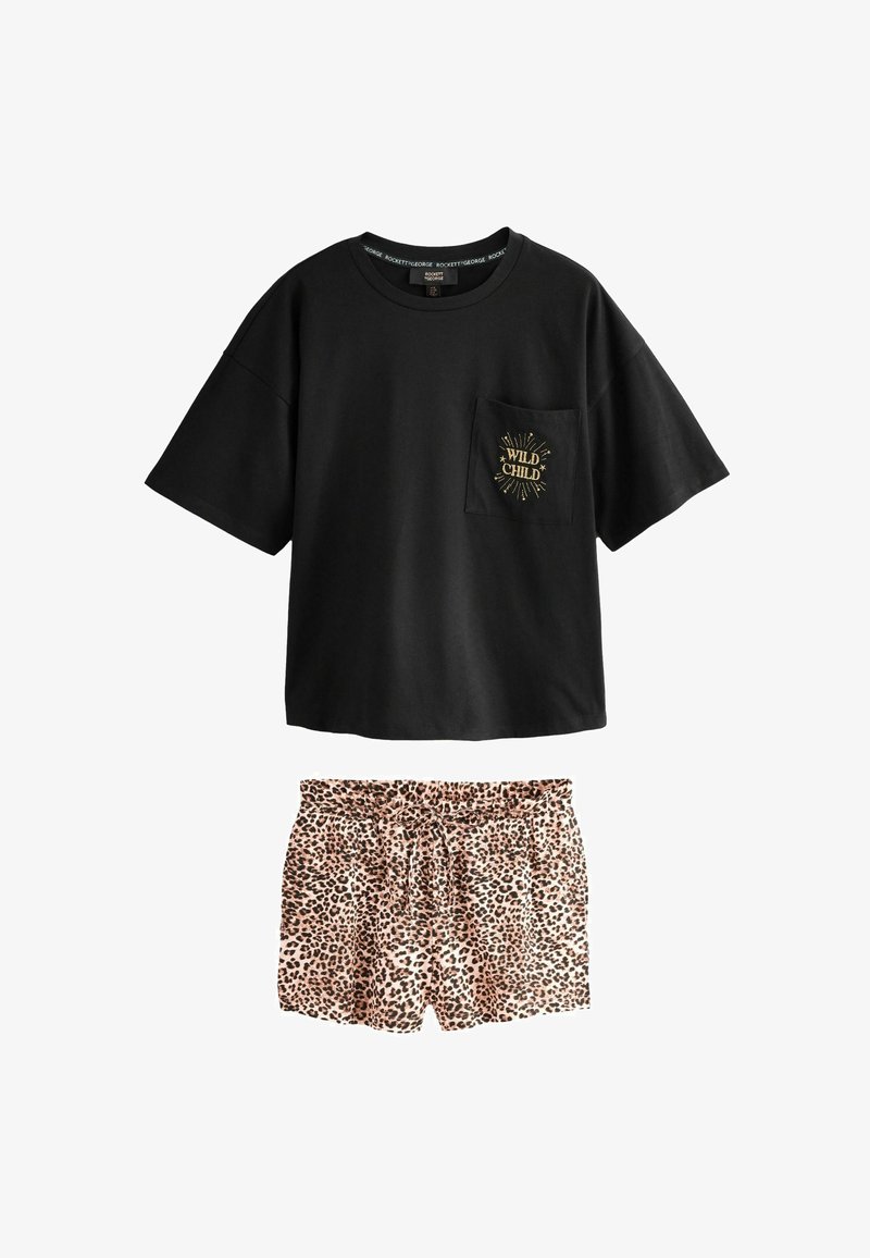Czarna, oversize T-shirt z napisem "Wild Child" na kieszeni, połączona z szortami w leoparda o wysokim stanie i z regulowanym pasem.