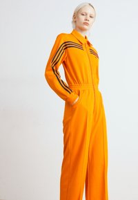 adidas Originals JUMPSUIT - Kombinezon - unity orange
