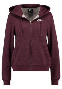 Burgundyröd zip-up hoodie i mjukt tyg, med dragsko på huvan, framfickor och en liten vit logotyp på bröstet.
