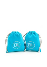 Sacs en tissu bleu avec cordon de serrage, à texture lisse et base arrondie. Présentent le logo circulaire blanc "Elli by Julie & Grace". Deux sacs exposés.