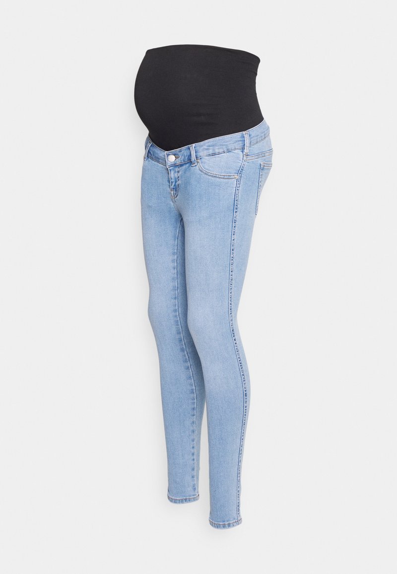 Jeans de maternidade azul-claro com um painel abdominal suave e elástico preto, oferecendo um ajuste slim e um design clássico de cinco bolsos.