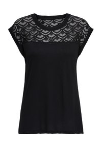 Černé tričko s krátkými rukávy, zdobené krajkovým překrytím s obloukovým vzorem přes oblast ramen. Měkká, hladká textura látky.