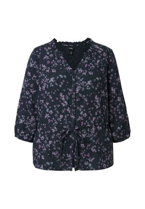 Zwarte blouse met knopen, 3/4 mouwen, roze en paarse bloemenprint, gerimpelde kraag en strik in de taille.