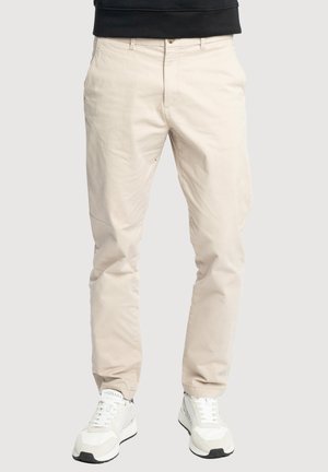 Gisada, GISADA LARGE TAPERED CHINO WITH MINI LABEL PATCH ON BACK POCKET - Chino - beige