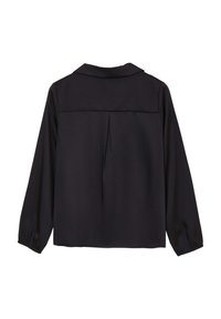 Blusa nera a maniche lunghe con colletto, dotata di una piega sul retro. Tessuto morbido con polsini elasticizzati, che offre una vestibilità comoda.