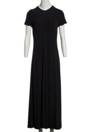 Schwarzes, kurzärmeliges Maxikleid mit V-Ausschnitt, präsentiert auf einer weißen Schaufensterpuppe vor schlichtem weißem Hintergrund.