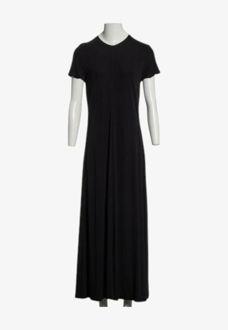 Robe maxi noire à manches courtes et col en V présentée sur un mannequin blanc avec un fond blanc uni.
