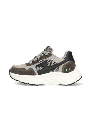Baskets grises et brunes avec des panneaux en mesh, accents noirs et lacets gris. Semelle épaisse blanche avec semelles noires pour l'adhérence. Détails de couture notables.