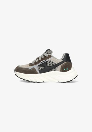 Grijze en bruine sneaker met meshpanelen, zwarte accenten en grijze veters. Dikke witte zool met zwarte profiel voor grip. Opvallende stikdetails.