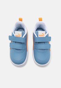 Zapatillas sintéticas azules para toddlers con dobles correas de Velcro, forro de malla blanca y acentos naranjas a lo largo del costado, con cuellos acolchados.