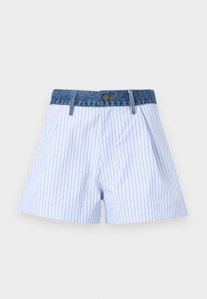 Blaue und weiße Shorts mit vertikalen Streifen, einem Jeansbund und Knopfverschluss, vor einem schlichten Hintergrund präsentiert.