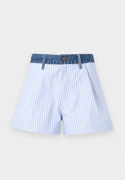 Μπλε και λευκό σορτς με κάθετες ρίγες, με ζωνάρι από τζιν και κλείσιμο με κουμπί, εκτεθειμένο σε απλό φόντο.