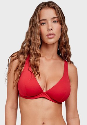 Haut de bikini rouge avec bretelles larges, bonnets triangulaires et un centre froncé. Texture lisse et design sans couture, adapté pour les maillots de bain.