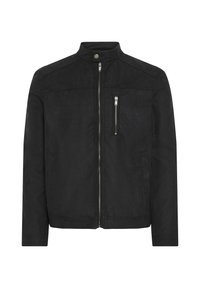Chaqueta negra con cuello alto, cierre frontal con cremallera y un bolsillo en el pecho. Está hecha de una tela mate con una textura suave. Diseño minimalista.