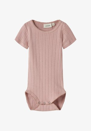 Różowy krótki rękaw prążkowanego body dla niemowląt z trzema zatrzaskami w kroku i zaokrąglonym obszyciem dekoltu.