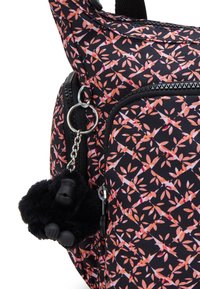 Borsa multicolore con stampa floreale nera, dotata di un morbido portachiavi a forma di gorilla nero, scomparti con zip e tessuto resistente.