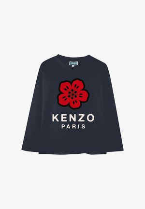 T-shirt à manches longues bleu marine mettant en avant un grand graphisme de fleur rouge et le texte "KENZO PARIS", fabriqué en tissu doux avec une coupe décontractée.