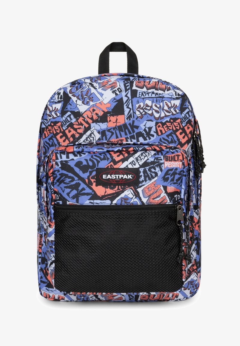 Mochila con un estampado de graffiti en colores azul, rojo y negro. Tiene un bolsillo con cremallera en la parte frontal y un asa de transporte en la parte superior.