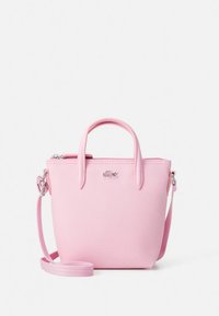 Piccola borsa rosa realizzata in materiale sintetico texturizzato, con due manici, una tracolla staccabile e un logo argentato sul davanti.