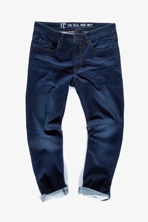 Dunkelblaue Herrenjeans mit umgeschlagenen Säumen, Reißverschluss und Vordertaschen; der Innenbundtext lautet „NUR FÜR ECHTE MÄNNER."