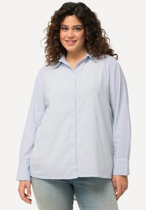 Camisa de botón de rayas azul claro con collar, de mangas largas y un corte relajado. Hecha de una tela suave, con una textura sutil.