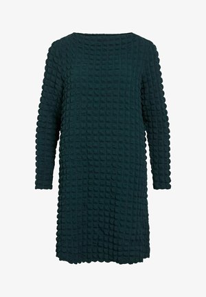 Abito verde scuro realizzato in tessuto testurizzato con una superficie arricciata. Presenta maniche lunghe e una vestibilità rilassata, con un colletto rotondo.
