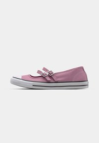 Sapatilha de lona rosa com duas alças ajustáveis, bico branco e solas texturizadas. Apresenta detalhes listrados em preto e branco na parte inferior.
