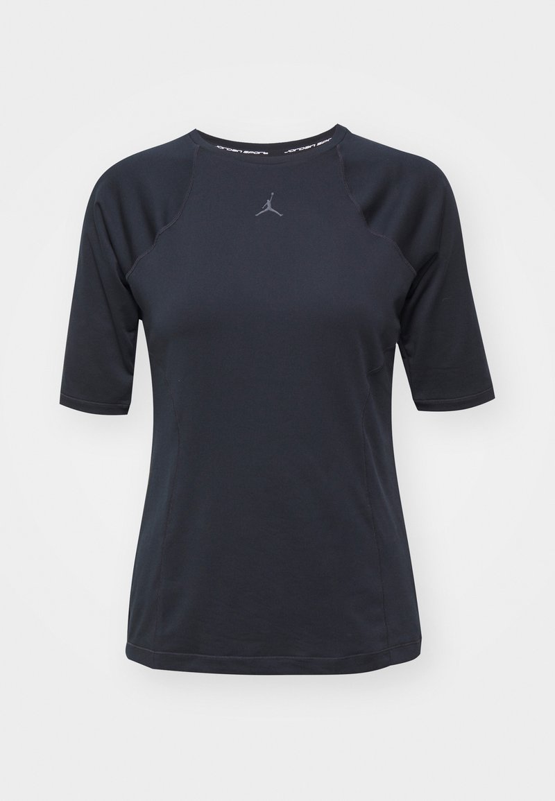 Camiseta atlética de manga corta negra hecha de tela ligera. Presenta un escote redondo, mangas raglán y un pequeño logo en el pecho.