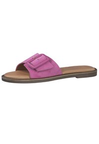 Rosa mockaskinnsläppen sandal med öppen tå, prydd med en dekorativ spänne och en platt, brun sula med kontrasterande sömnadsdetalj.