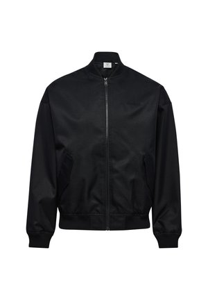 Czarna kurtka typu bomber na zamek błyskawiczny z prążkowanym kołnierzem, mankietami i ściągaczem u dołu, wyposażona w dwie boczne kieszenie i subtelne logo na piersi.