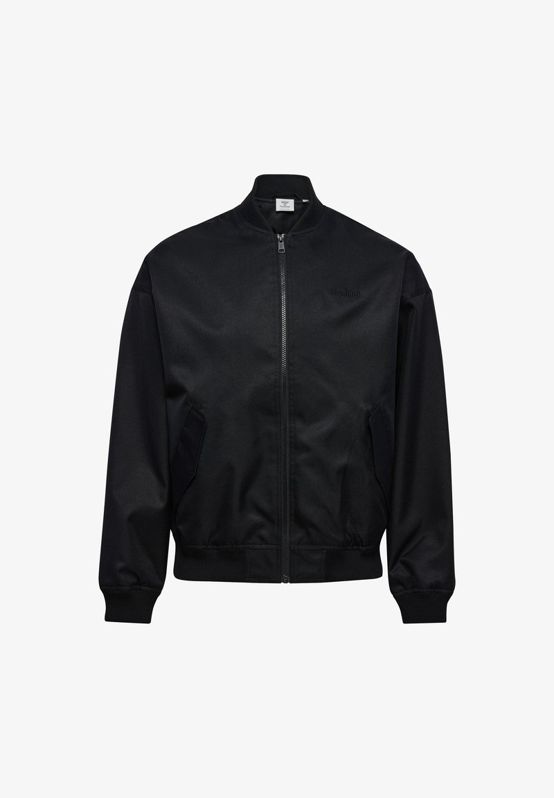 Sort bomberjakke med lynlås, ribstrikket krave, manchetter og kant, med to sidelommer og diskret logo på brystet.