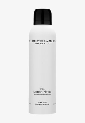 Witte fles met zwarte dop, gelabeld Marie-Stella-Maris Shower Mousse Nr. 09 Lemon Notes met geur van citroengras, bergamot en tijm.