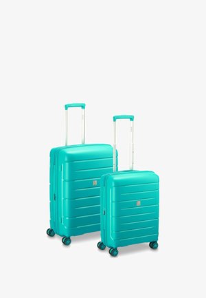 Zwei Hartschalenkoffer in Teal mit einem gerippten Design, silbernen Teleskopgriffen und vier Rollen für eine mühelose Mobilität.