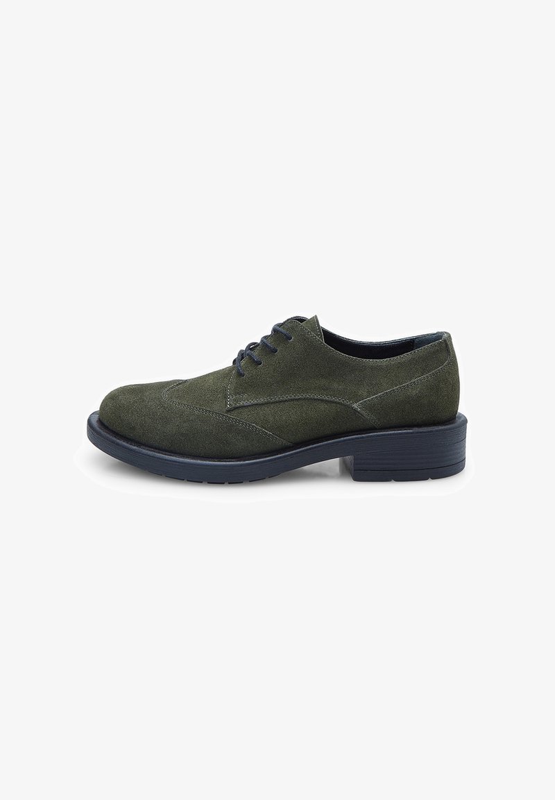 Pantofi din suede verde închis, cu vârf rotunjit, design cu șireturi și talpă albastră închisă. Prezintă detalii de cusătură subtile pe partea superioară.