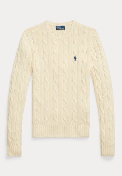 Maglione a maniche lunghe color crema con lavorazione a trecce, collo rotondo e piccolo logo Polo Ralph Lauren blu navy sul petto.
