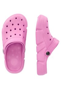 Rosa Clogs aus leichtem Material, mit Belüftungslöchern, einer strukturierten Sohle und einem verstellbaren Rückengurt mit einem schwarzen Knopf.
