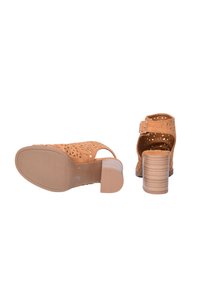 Infradito aperti in suede beige con motivi geometrici ritagliati, tacco medio impilato e cinturino alla caviglia regolabile per una vestibilità sicura.