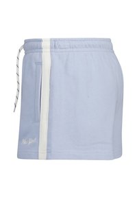 Shorts di cotone azzurro chiaro con una striscia laterale bianca, cintura elastica, dettaglio con lacci e un piccolo logo ricamato "New York".