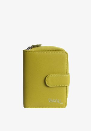 Gelbes Lederportemonnaie mit einer umklappbaren Klappe, einem Reißverschlussfach oben und geprägtem Logo auf der Vorderseite. Strukturierte Oberflächendetails.