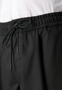 HUGO RAVI - Pantalon classique - black